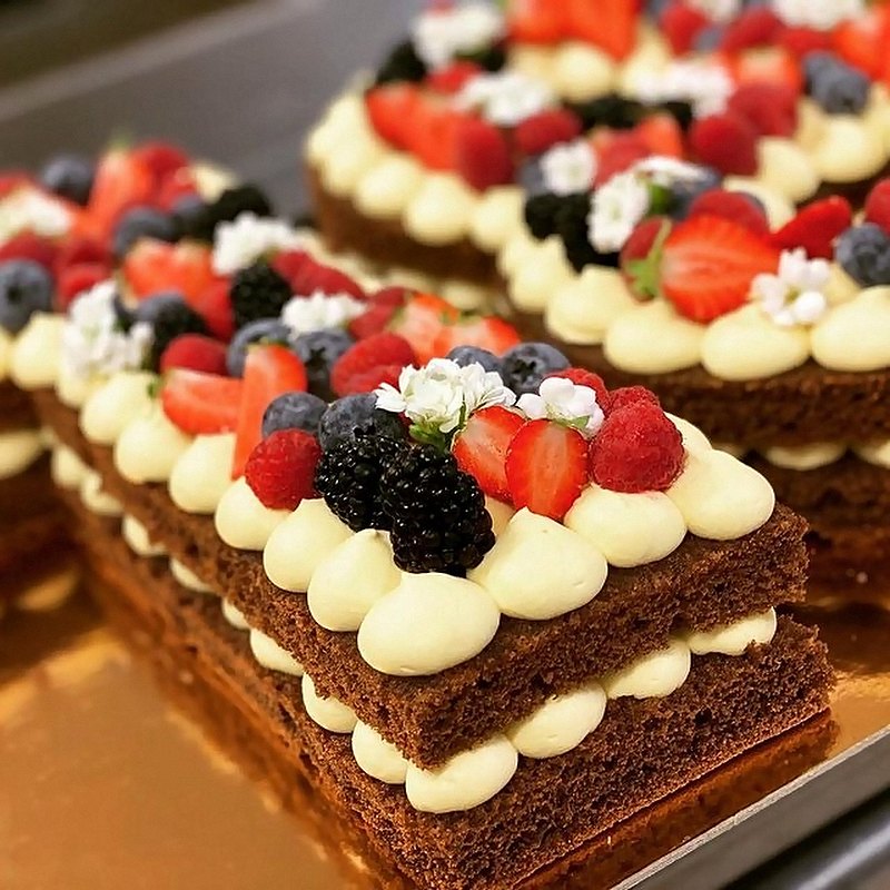 Torta con fragole, lamponi, fichi e frutti di bosco