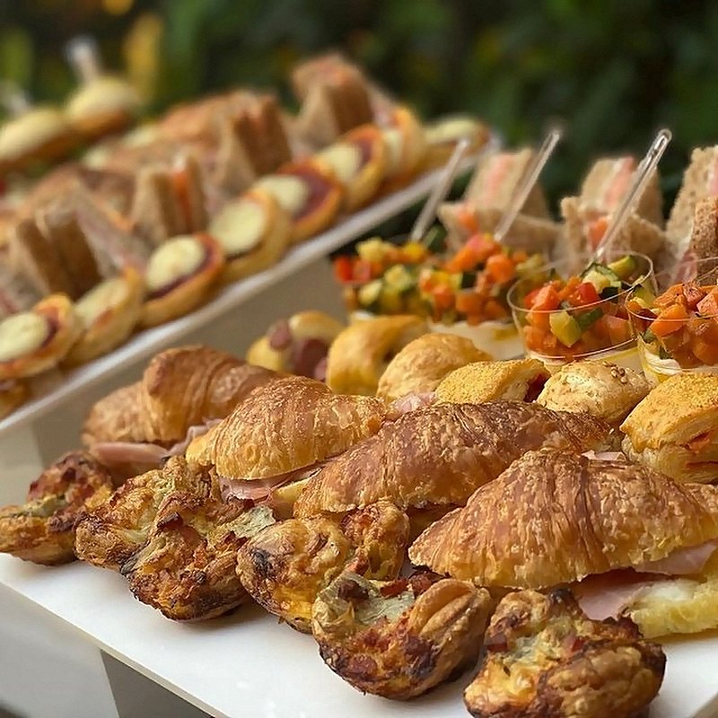 Cornetti e brioches salate appena sfornati