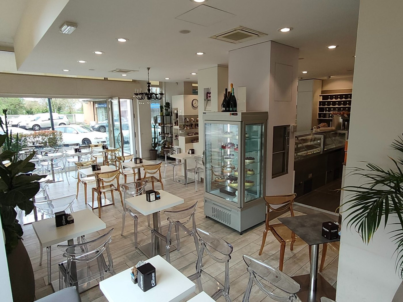 Interno della caffetteria Bosco Corsica con banco e tavolini