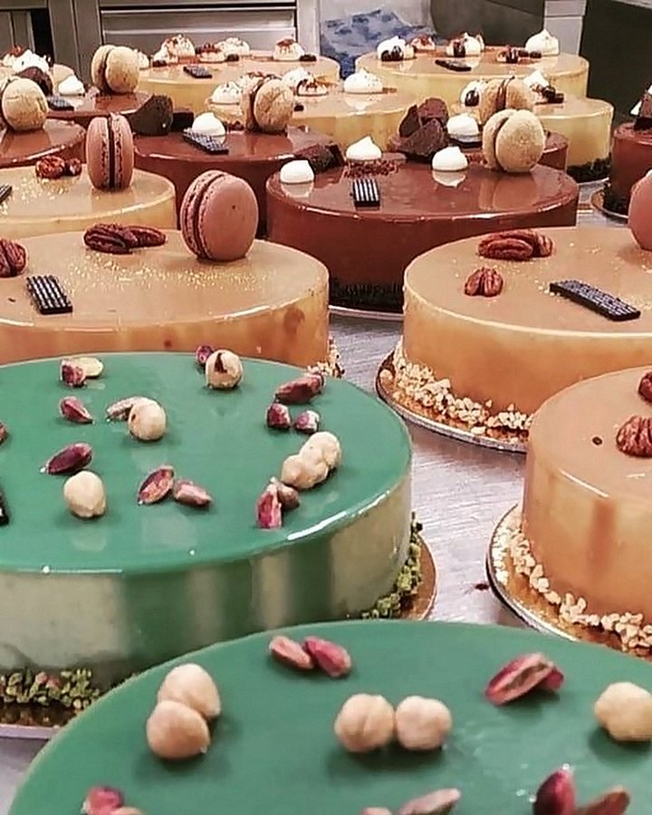 Torte moderne esposte in vetrina